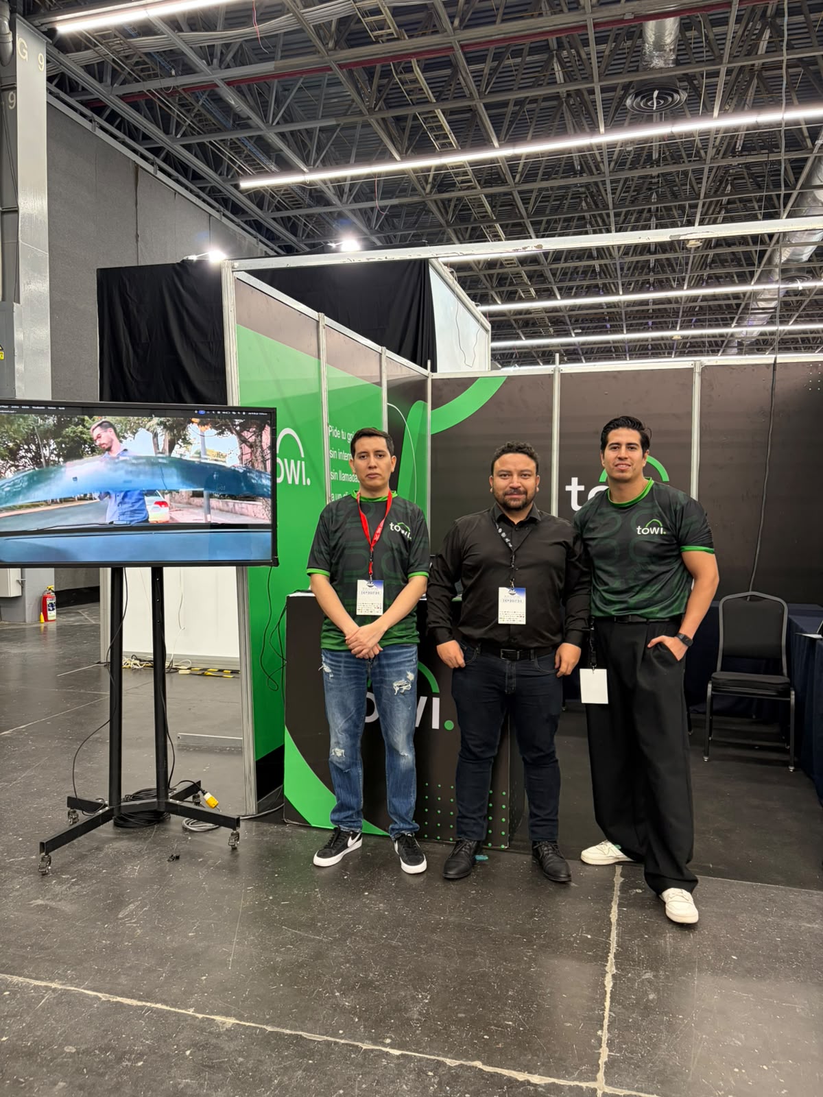 TOWI recibiendo visitantes en Expo Grúas